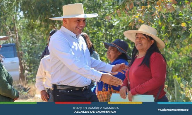 📌El alcalde provincial de Cajamarca, Joaquín Ramírez Gamarra, visitó y recorrió la zona de Calispuquio en la parte alta de Cajamarca para iniciar los trabajos de apertura de calles. Esta iniciativa permitirá la incorporación de nuevos proyectos como agua y saneamiento, así como la próxima pavimentación en esta zona.
👥 La primera autoridad edil enfatizó que estos trabajos deben realizarse de manera coordinada con los vecinos, quienes serán responsables de ayudar en la vigilancia y asegurar la ejecución de estas obras.