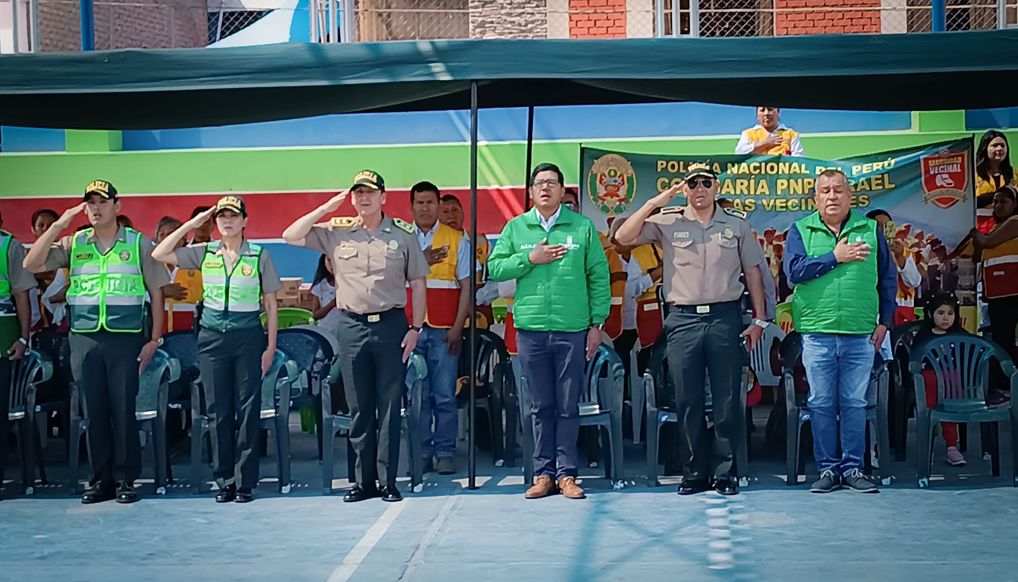 Refuerzan trabajo por la seguridad de PAUCARPATA.
El alcalde Abg. Marco Antonio Anco, en compañía del Gral. PNP Colin Sim Galván y Comisarios del distrito participaron la juramentacion de la Sra. Norma Rodríguez, como coordinadora distrital de las Juntas Vecinales de Paucarpata.