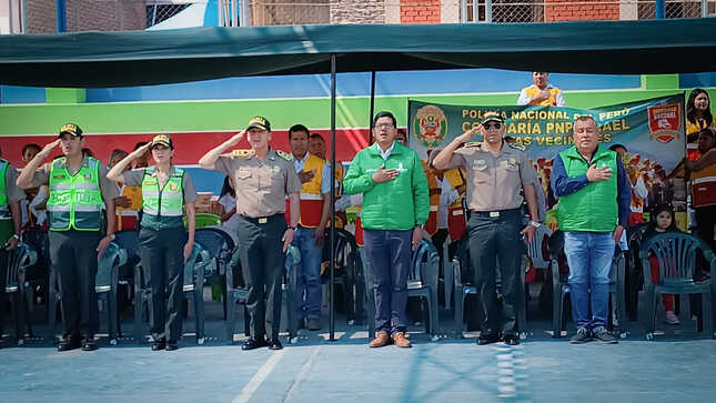 Refuerzan trabajo por la seguridad de PAUCARPATA.
El alcalde Abg. Marco Antonio Anco, en compañía del Gral. PNP Colin Sim Galván y Comisarios del distrito participaron la juramentacion de la Sra. Norma Rodríguez, como coordinadora distrital de las Juntas Vecinales de Paucarpata.