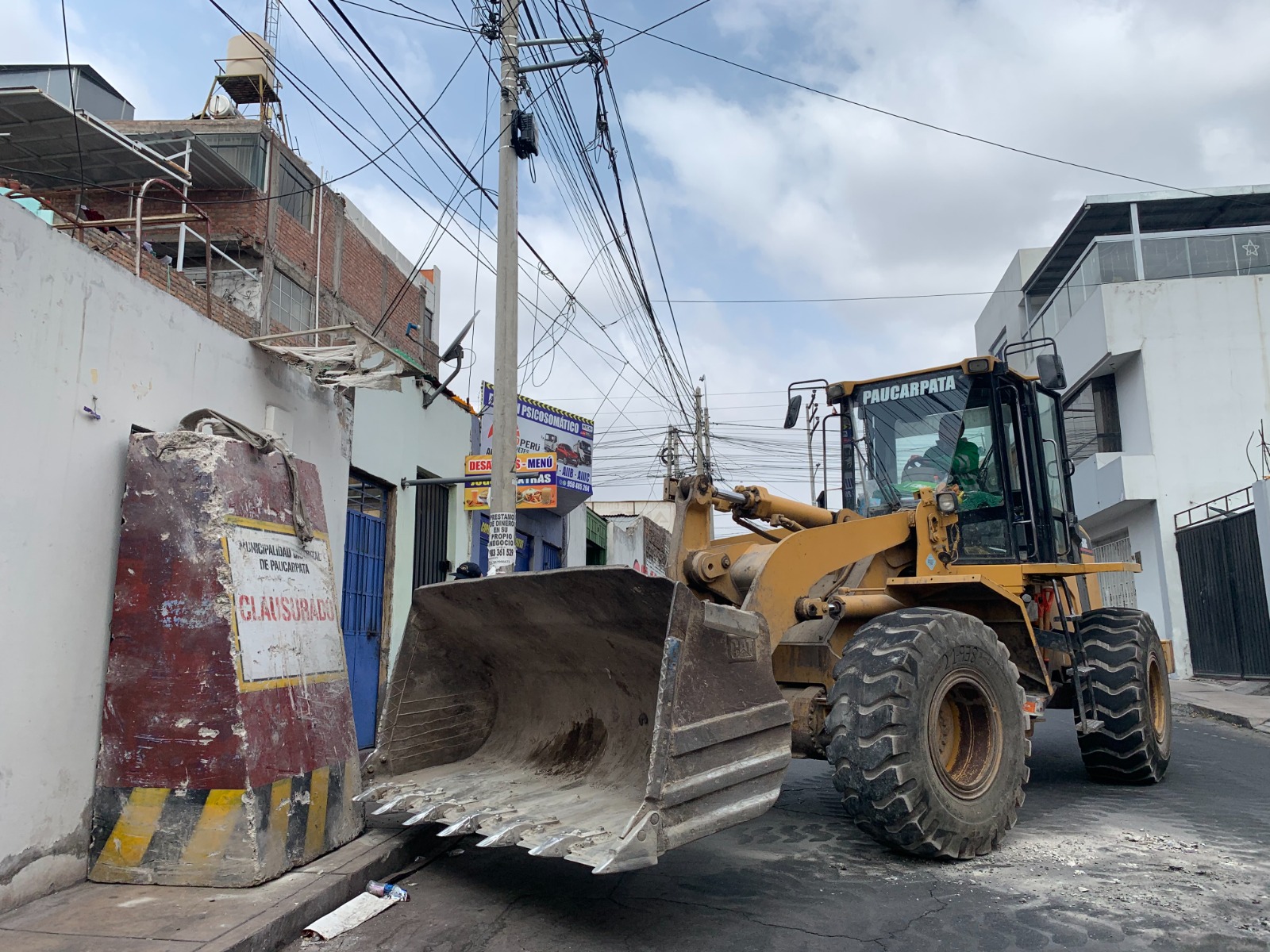 Imponiendo el principio de autoridad y con el objetivo de salvaguardar la seguridad y el orden, la Municipalidad Distrital de Paucarpata, a través de la Sub Gerencia de Fiscalización Municipal, realizó la clausura inmediata y tapiado de un bar clandestino ubicado en los alrededores de la Gerencia Regional de Transportes.