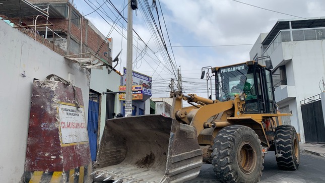 Imponiendo el principio de autoridad y con el objetivo de salvaguardar la seguridad y el orden, la Municipalidad Distrital de Paucarpata, a través de la Sub Gerencia de Fiscalización Municipal, realizó la clausura inmediata y tapiado de un bar clandestino ubicado en los alrededores de la Gerencia Regional de Transportes.
