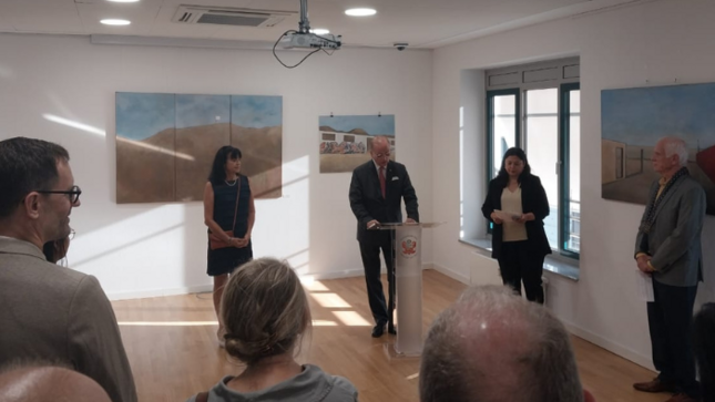 “Paisajes”: artista nacional presenta exposición sobre el desierto costero en la Embajada del Perú en Alemania 