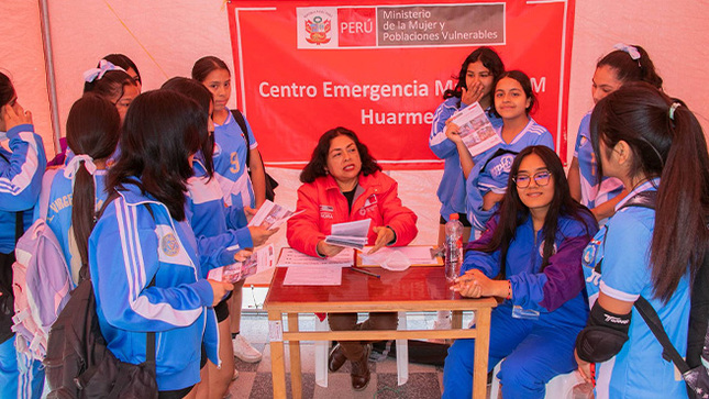 Municipalidad provincial realiza campaña contra la violencia familiar en la plaza independencia de Huarmey.