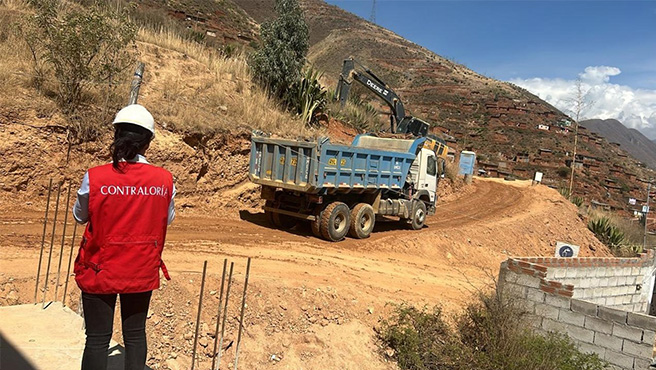 La Contraloría General advirtió el incremento de presupuesto en la obra de protección contra desbordes de agua en el centro poblado de Llicua en S/ 2.4 millones. Los funcionarios del Gobierno Regional de Huánuco aprobaron modificaciones al expediente técnico con incongruencias, lo que generó que el prepuesto total del proyecto se incremente injustificadamente.