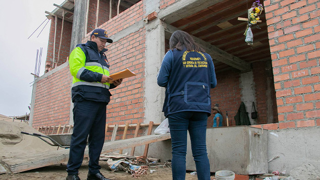 Municipalidad provincial interviene construcciones sin licencia en playa la Pocita.