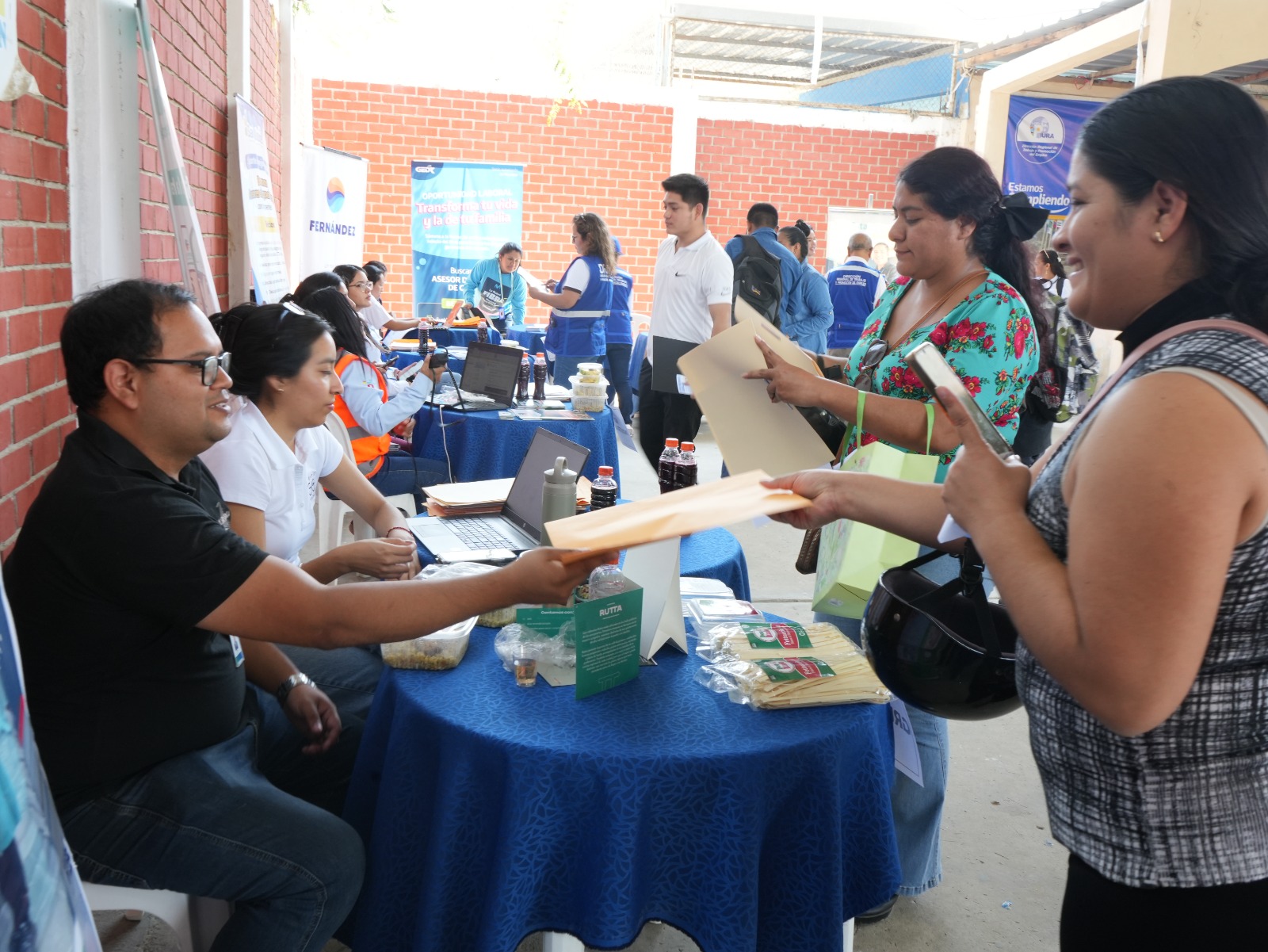 Más de 400 empleos ofrecen en feria laboral organizada por el GORE