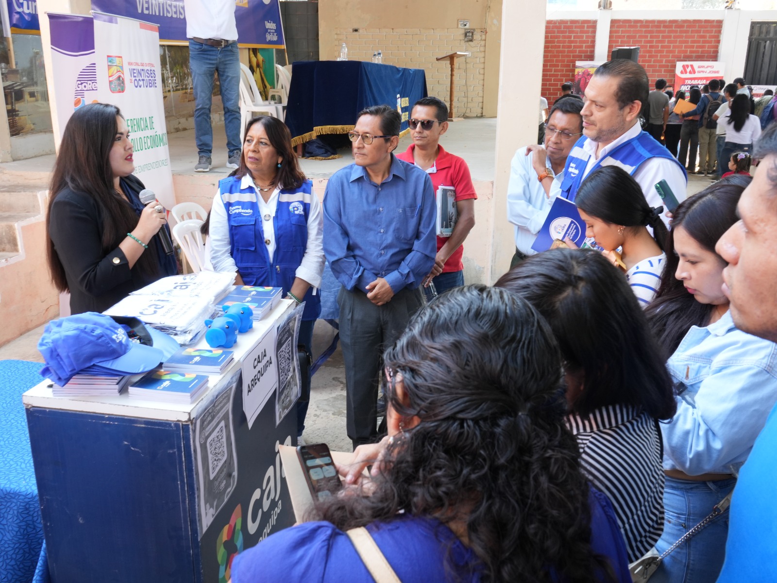 Más de 400 empleos ofrecen en feria laboral organizada por el GORE