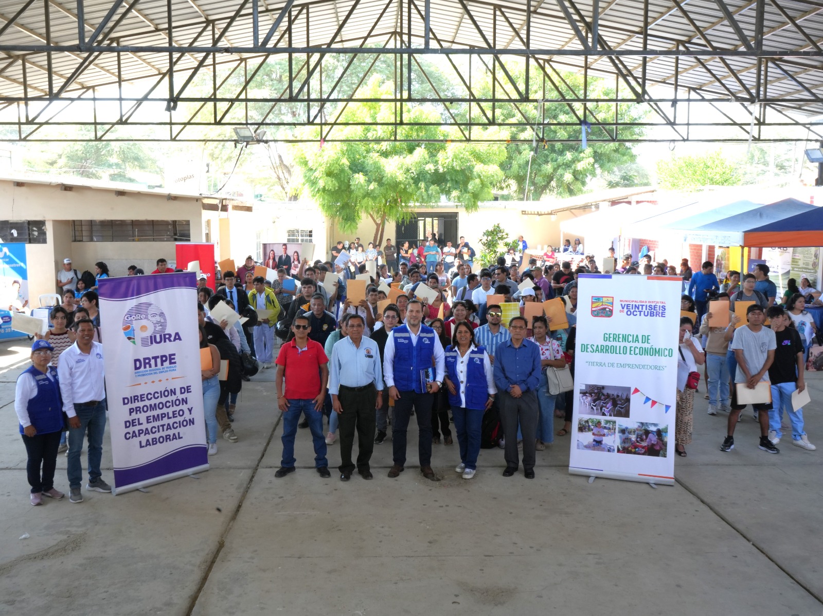 Más de 400 empleos ofrecen en feria laboral organizada por el GORE