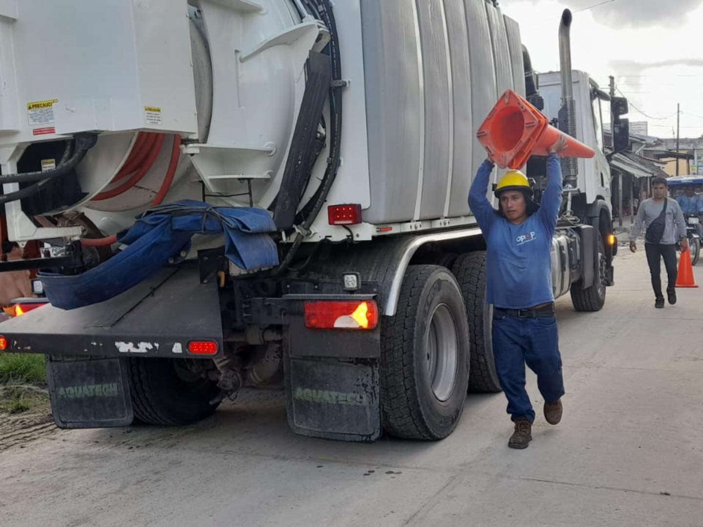 Labores de limpieza y descolmaración de sifones en la calle Argentina, sector de Cardozo utilizando el equipo de hidrojet