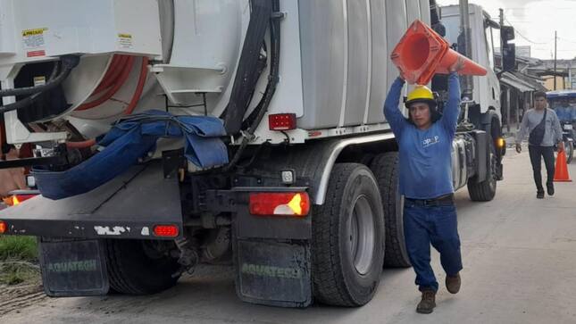 Labores de limpieza y descolmaración de sifones en la calle Argentina, sector de Cardozo utilizando el equipo de hidrojet
