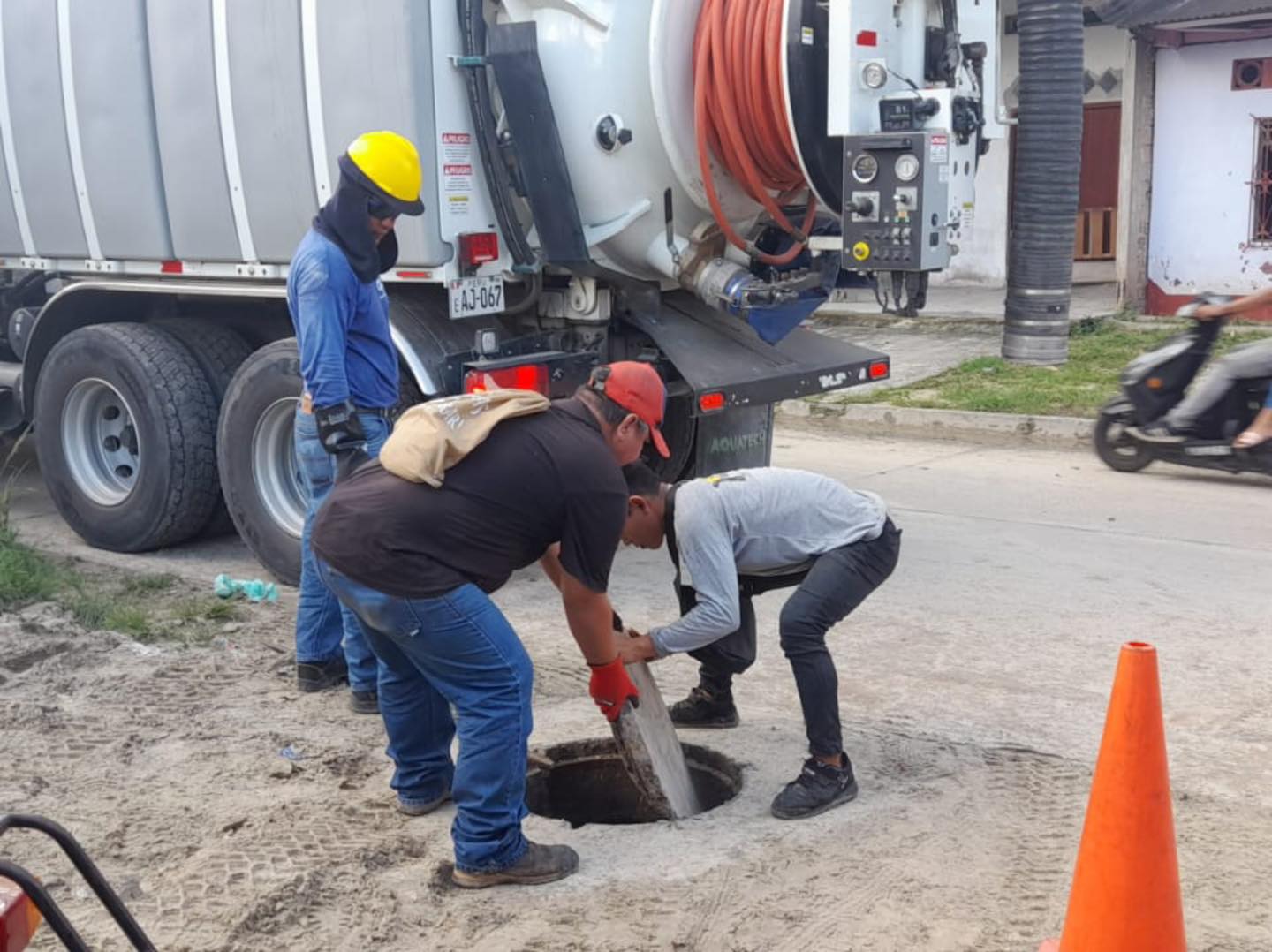 Labores de limpieza y descolmaración de sifones en la calle Argentina, sector de Cardozo utilizando el equipo de hidrojet