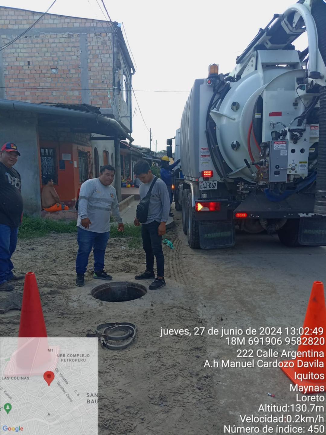 Labores de limpieza y descolmaración de sifones en la calle Argentina, sector de Cardozo utilizando el equipo de hidrojet