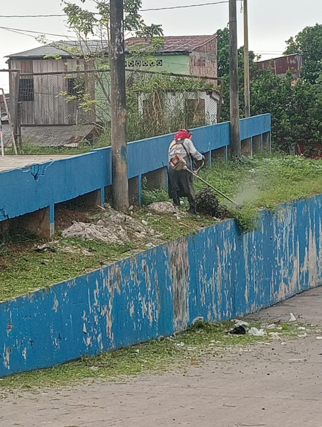 Limpieza de la losa deportiva de Bagazan. 