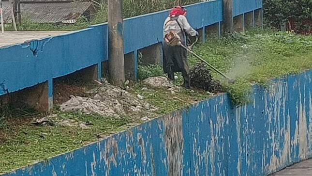 Limpieza de la losa deportiva de Bagazan. 