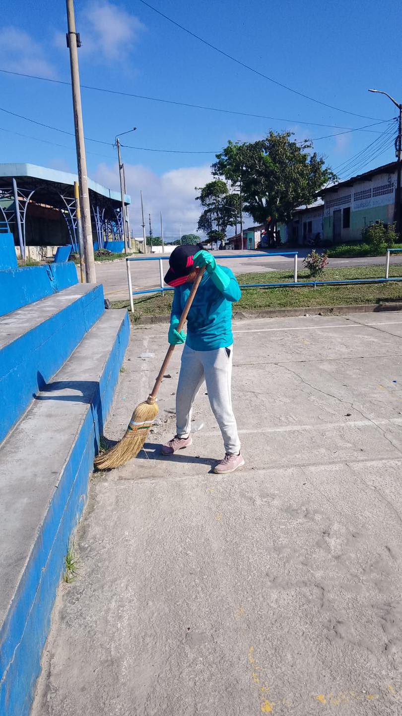 Limpieza de la losa deportiva de Bagazan. 