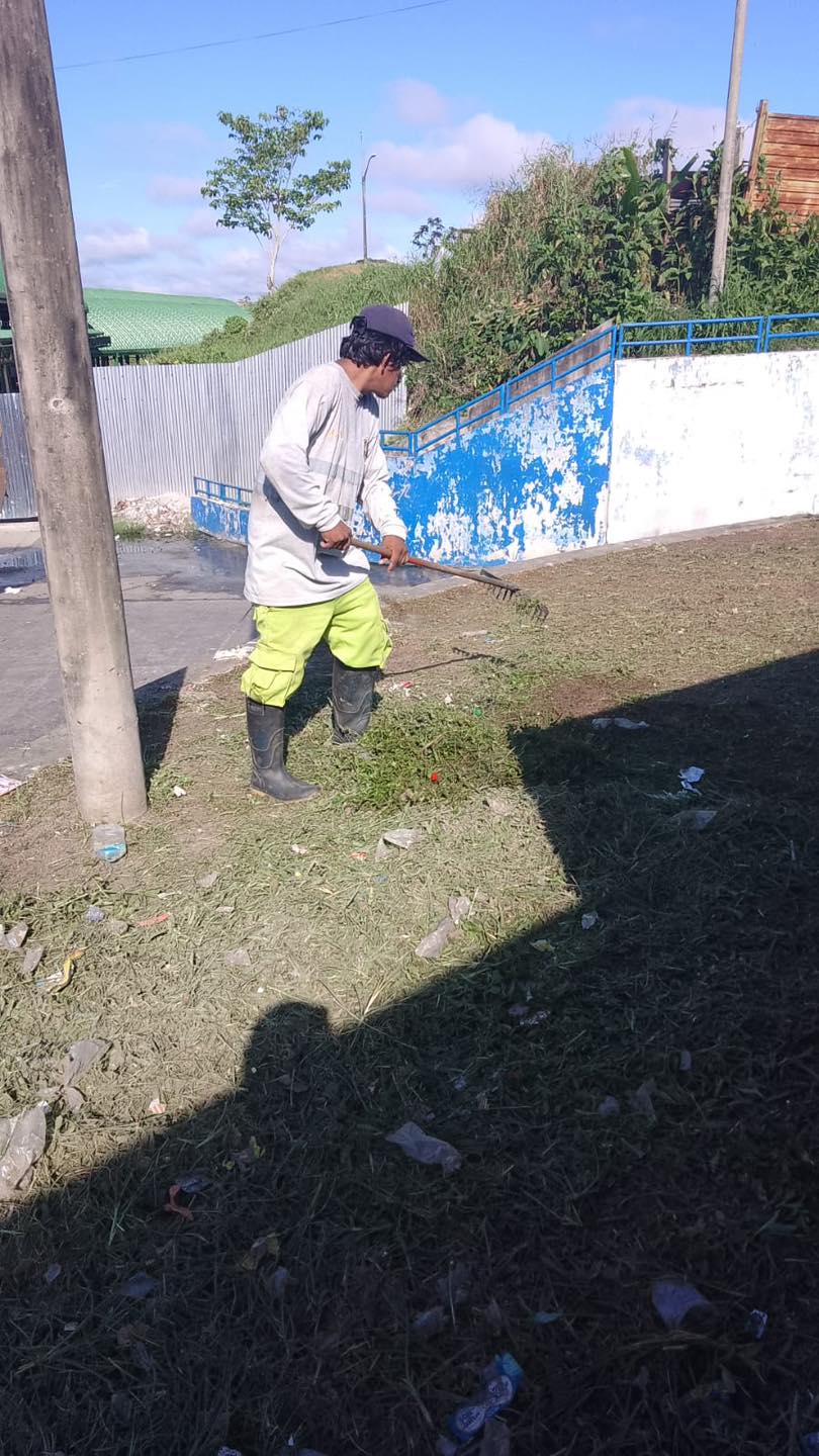 Limpieza de la losa deportiva de Bagazan. 