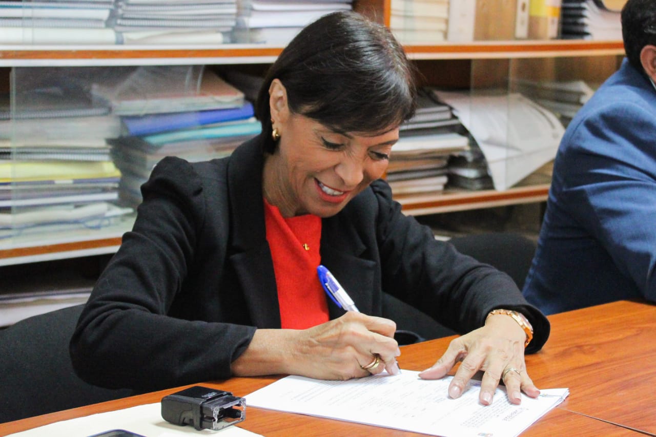 alcaldesa firma convenio