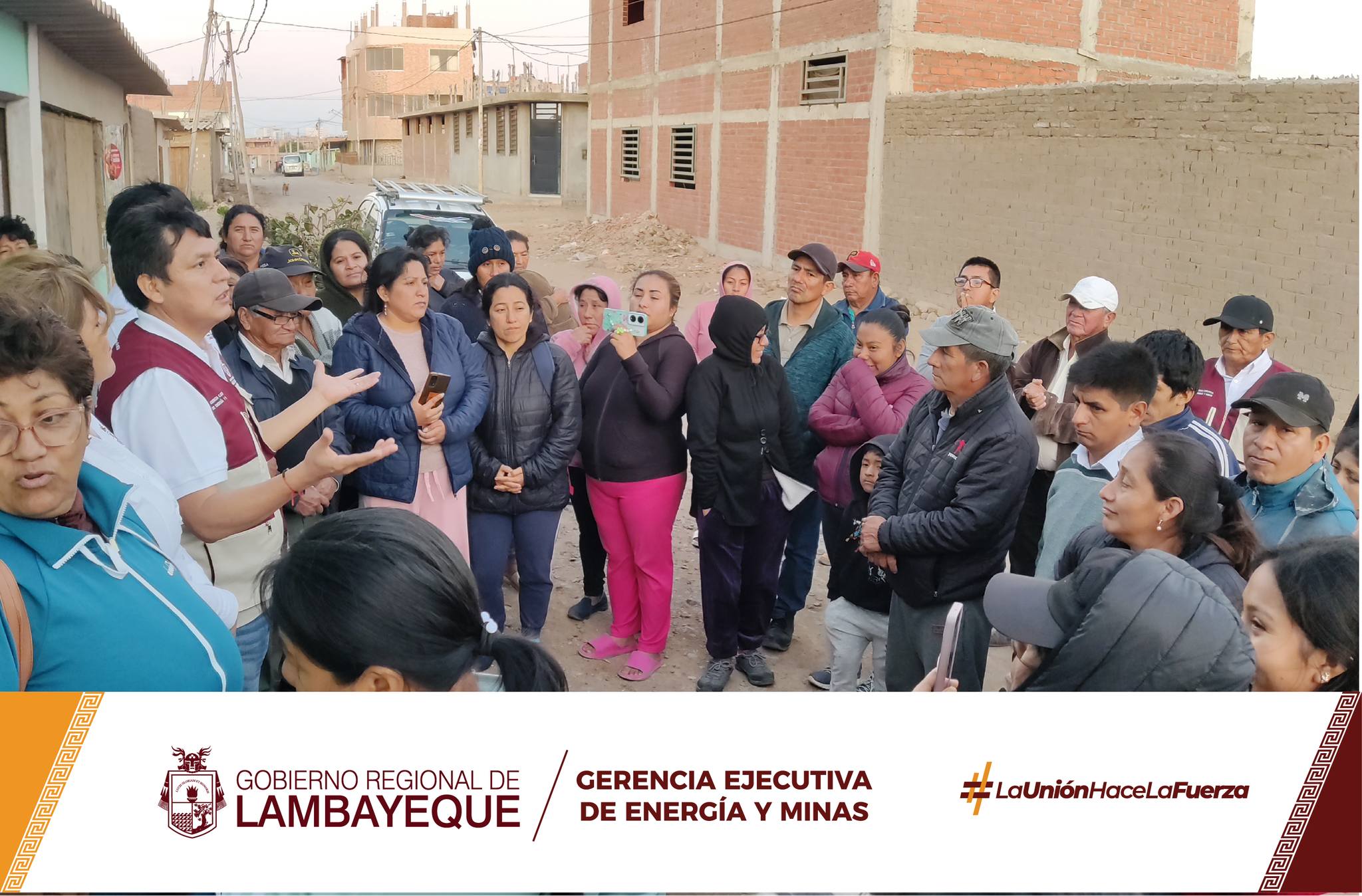 El Gobierno Regional de Lambayeque, a través de la Gerencia Ejecutiva de Energía y Minas sostuvo una reunión con los pobladores del asentamiento humano San Pedro, ubicado al noroeste de Simón Bolívar, quienes manifestaron su malestar por la carencia de energía eléctrica y el deficiente servicio que reciben algunos hogares por parte del proveedor de energía, ya que las interrupciones del suministro eléctrico son frecuentes, afectando sus actividades cotidianas.