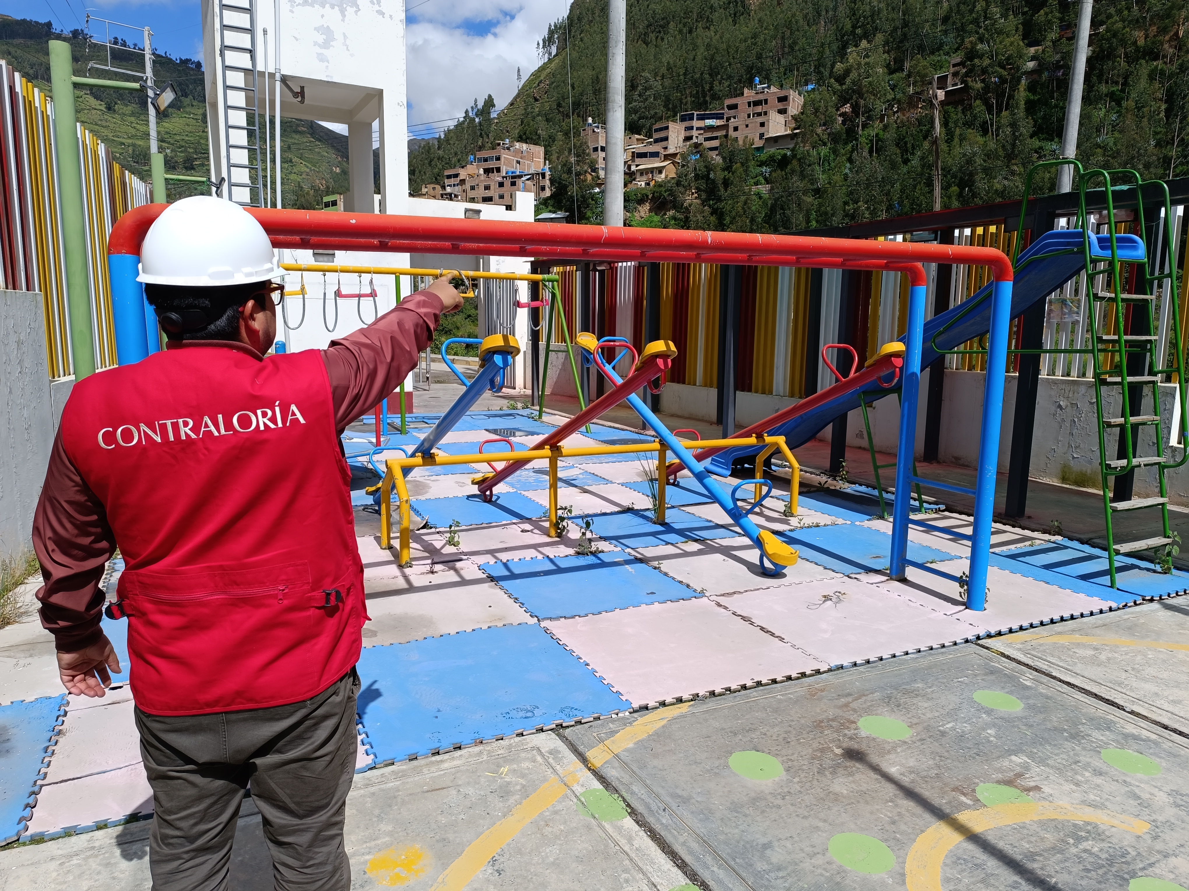 La Contraloría General reveló un perjuicio económico de S/ 403 318 en la Municipalidad Provincial Daniel Alcides Carrión debido a trabajos inconclusos durante la ejecución y recepción de la obra “Ampliación y mejoramiento de los servicios educativos de la institución educativa Primavera de la localidad de Yanahuanca”. Por estos hechos se determinó que tres exfuncionarios tendrían responsabilidad penal.