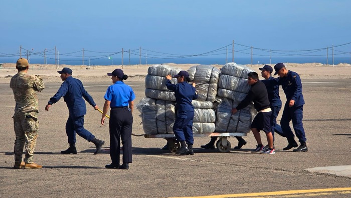 Fuerzas Armadas trasladan ayuda humanitaria para atender a afectados por sismo en Arequipa