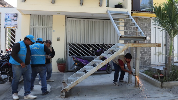 Escalera invadía la transitabilidad peatonal
