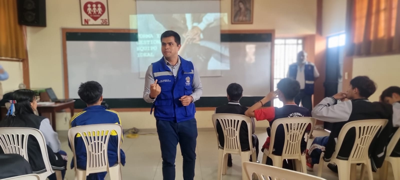 Capacitan a escolares del quinto de secundaria para emprender nuevos negocios