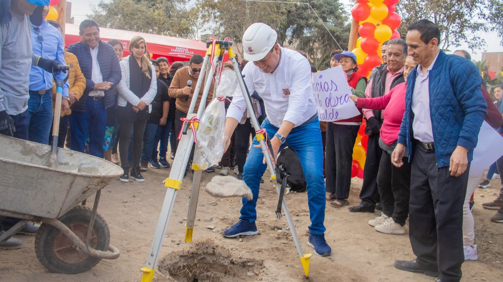 Primera piedra de la losa multideportiva