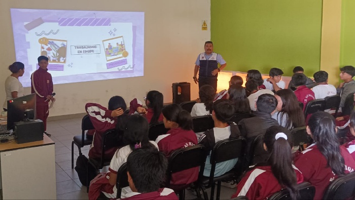 Estudiantes reciben charla