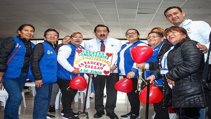 Director de DIRSA CALLAO junto a las agentes comunitarias de salud
