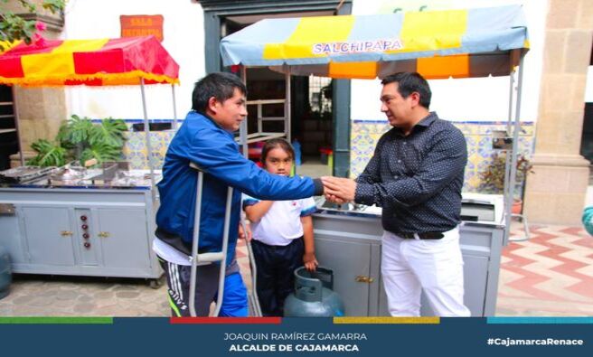 📌La Municipalidad Provincial de Cajajamarca a través de la gerencia de Desarrollo Social y Humano, realizó la entrega de subvenciones a nuestra población en situación de pobreza y extrema pobreza, luego de haber realizado la verificación socieconómica correspondiente.
🤝El compromiso del alcalde, Joaquin Ramírez Gamarra, simpre ha sido apoyar a nuestra población más vulnerable. En esta oportunidad se entregaron dos carritos salchipaperos, un carrito para hacer huevos de codorniz, una silla de ruedas, una cocina de mesa, alimentos de primera necesidad, calaminas y material dental.
✅Desde la comuna local seguiremos trabajando en favor de nuestros hermanos cajamarquinos, reforzando nuestro compromiso de brindar apoyo y mejorar la calidad de vida de quienes más lo necesitan.