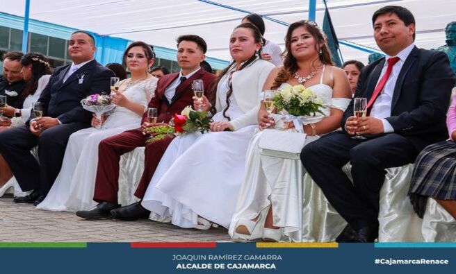 📌La Municipalidad Provincial de Cajamarca, realizó el primer matrimonio civil comunitario del 2024. Este evento tuvo lugar en el complejo Qhapaq Ñan, donde más de 60 parejas se juraron amor eterno y se dieron el sí.
✅Agradecemos la participación y compromiso de nuestros regidores Jorge Rojas, Segundo Castañeda y Eugenio Cruzado, por estar presentes en esta importante momento para todas las parejas.
¡Felicidades!