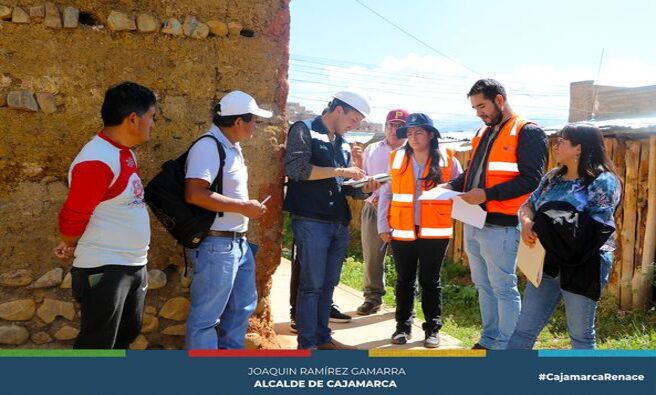 📌La Municipalidad Provincial de Cajamarca realizó una inspección técnica en el sector 12 Santa Elena, con el objetivo de identificar y resolver problemas  que afectan la continuidad de proyectos esenciales para nuestros vecinos. 
✅La inspección fue encabezada por la subgerencia de Formulación de Inversiones, junto al personal de Sedacaj. Durante la visita, el equipo técnico recorrió la zona evaluando el estado de los servicios básicos de cada ciudadano, constatando que los vecinos cuentan con agua y desagüe. La ingeniera Cusco destacó la importancia de abordar estas deficiencias de manera técnica y estructurada: "Es fundamental realizar un diagnóstico preciso para implementar soluciones efectivas que permitan no retrasar los proyectos con la calidad y rapidez que la comunidad merece", señaló