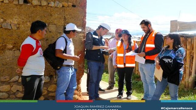 📌La Municipalidad Provincial de Cajamarca realizó una inspección técnica en el sector 12 Santa Elena, con el objetivo de identificar y resolver problemas  que afectan la continuidad de proyectos esenciales para nuestros vecinos. 
✅La inspección fue encabezada por la subgerencia de Formulación de Inversiones, junto al personal de Sedacaj. Durante la visita, el equipo técnico recorrió la zona evaluando el estado de los servicios básicos de cada ciudadano, constatando que los vecinos cuentan con agua y desagüe. La ingeniera Cusco destacó la importancia de abordar estas deficiencias de manera técnica y estructurada: "Es fundamental realizar un diagnóstico preciso para implementar soluciones efectivas que permitan no retrasar los proyectos con la calidad y rapidez que la comunidad merece", señaló