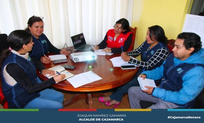 📌Las integrantes de Renace Mujer y Familia, junto a la promotora del CEM Comisaría de Familia, participaron en una reunión de asistencia técnica centrada en el kit de acciones por la prevención de la violencia. La importancia de dicha reunión radica en la organización de tres acciones clave a desarrollarse en la municipalidad durante los próximos meses.
✅La primera acción consiste en la adhesión de las autoridades municipales a la campaña "Actuemos Ya, Salvemos a las Niñas de la Violencia Sexual". La segunda acción se enfoca en la difusión y trabajo conjunto con la Instancia Provincial. La tercera acción es el desarrollo de capacidades de los funcionarios de la municipalidad, con el objetivo de fortalecer la respuesta institucional frente a la violencia. Estas iniciativas subrayan el compromiso de la comuna local con la protección y el bienestar de las mujeres y niñas en Cajamarca.