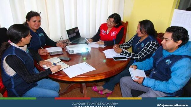 📌Las integrantes de Renace Mujer y Familia, junto a la promotora del CEM Comisaría de Familia, participaron en una reunión de asistencia técnica centrada en el kit de acciones por la prevención de la violencia. La importancia de dicha reunión radica en la organización de tres acciones clave a desarrollarse en la municipalidad durante los próximos meses.
✅La primera acción consiste en la adhesión de las autoridades municipales a la campaña "Actuemos Ya, Salvemos a las Niñas de la Violencia Sexual". La segunda acción se enfoca en la difusión y trabajo conjunto con la Instancia Provincial. La tercera acción es el desarrollo de capacidades de los funcionarios de la municipalidad, con el objetivo de fortalecer la respuesta institucional frente a la violencia. Estas iniciativas subrayan el compromiso de la comuna local con la protección y el bienestar de las mujeres y niñas en Cajamarca.