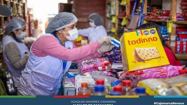 📌En un operativo inopinado realizado por las áreas de Bromatología y Fiscalización de la Municipalidad Provincial de Cajamarca (MPC), en coordinación con la Policía Nacional y la Fiscalía de Prevención del Delito de Cajamarca, se logró incautar un gran lote de productos vencidos y adulterados de abarrotes en el establecimiento denominado YennyMarsas, ubicado en la Plazuela Bolognesi.
🚨Estos productos, que representan un grave riesgo para la salud pública, fueron decomisados. El propietario del establecimiento enfrenta cargos por delitos contra la salud pública. La comuna local y la fiscalía hacen un llamado a la comunidad para que revisen las fechas de vencimiento de los productos que adquieren y denuncien cualquier irregularidad para proteger su salud.