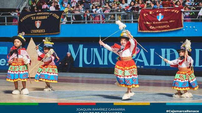 🏆Hoy el coliseo gran Qhapaq Ñan fue escenario para que decenas de estudiantes puedan mostrar lo mejor de su talento resaltando el arte y la cultura de la danza. Aquí te dejamos las mejores fotografias del nivel inicial y los ganadores en esta categoría. 
Inicial
🥇 𝑷𝒓𝒊𝒎𝒆𝒓 𝒑𝒖𝒆𝒔𝒕𝒐: I.E. María Isabel Rodríguez Urrunaga
🥈 𝑺𝒆𝒈𝒖𝒏𝒅𝒐 𝑷𝒖𝒆𝒔𝒕𝒐 (𝑬𝒎𝒑𝒂𝒕𝒆)  Cuna Jardín Juana Alarco e I.E. N° 11 - La Florida.
🥉 𝑻𝒆𝒓𝒄𝒆𝒓 𝑷𝒖𝒆𝒔𝒕𝒐: I.E. San Antonio