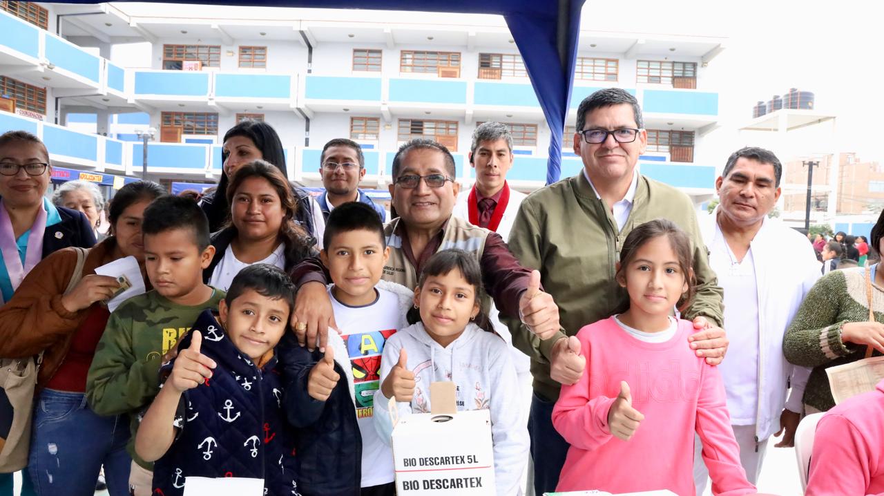 300 familias pasaron por atención médica gratuita en el colegio nº 80823 Indoamericano de El Porvenir