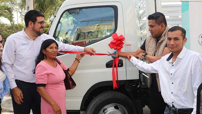 Asociación de recicladores formales ”JEHOVÁ ES MI FORTALEZA” recibe camión baranda para recolección de reciclaje