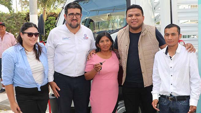 Asociación de recicladores formales ”JEHOVÁ ES MI FORTALEZA” recibe camión baranda para recolección de reciclaje