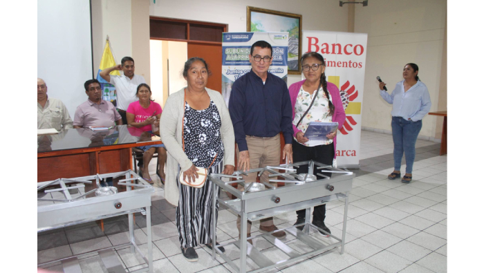 Alcalde Segundo Meléndez entrega cocinas semi industriales a las 98 ollas comunes