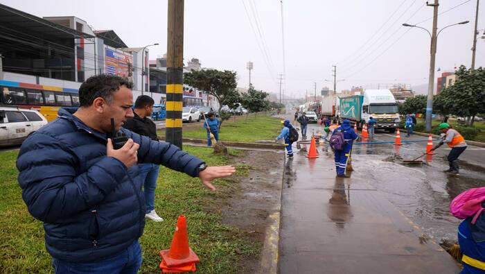 Tras el aniego en la Av. Gambetta, frente a la urb. Pedro Cueva, nuestra respuesta fue inmediata. Siguiendo las indicaciones de nuestro alcalde 𝐉𝐡𝐨𝐯𝐢𝐧𝐬𝐨𝐧 𝐕𝐚𝐬𝐪𝐮𝐞𝐳, movilizamos personal municipal de transporte, limpieza y áreas verdes, además del uso de motobombas para restaurar la zona y aliviar las incomodidades causadas a los transportistas. Los conductores expresaron su gratitud por la labor realizada, demostrando nuestro compromiso con el bienestar de la comunidad. ¡Ventanilla crece con su gente!