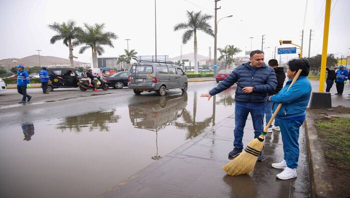 Tras el aniego en la Av. Gambetta, frente a la urb. Pedro Cueva, nuestra respuesta fue inmediata. Siguiendo las indicaciones de nuestro alcalde 𝐉𝐡𝐨𝐯𝐢𝐧𝐬𝐨𝐧 𝐕𝐚𝐬𝐪𝐮𝐞𝐳, movilizamos personal municipal de transporte, limpieza y áreas verdes, además del uso de motobombas para restaurar la zona y aliviar las incomodidades causadas a los transportistas. Los conductores expresaron su gratitud por la labor realizada, demostrando nuestro compromiso con el bienestar de la comunidad. ¡Ventanilla crece con su gente!