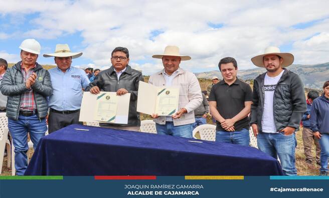 📌El alcalde provincial de Cajamarca, Joaquin Ramírez Gamarra, inauguró y entregó la obra de mejoramiento y ampliación del servicio de agua potable y saneamiento en el Caserío de Yun Yun, en el Centro Poblado de Porcón Bajo, la misma que beneficia a más de 650 familias de la zona rural, mejorando las condiciones de vida.
✅Esta obra, con un presupuesto superior a los 5 millones y medio de soles, es un anhelo de muchos años de los pobladores de Yun Yun, quienes agradecieron al alcalde provincial por hacer realidad este proyecto, liderando las gestiones y los trabajos para que finalmente sea entregado a la Junta Administradora de Servicios de Saneamiento.
🗣️“Nuestro objetivo principal es reducir las brechas en agua y saneamiento. Lo estamos haciendo en la zona urbana con los pozos tubulares y lo hacemos también aquí en Yun Yun y toda la zona rural. Nosotros no vamos a descansar hasta mejorar las condiciones de vida de todos los cajamarquinos” sostuvo Joaquin Ramírez.