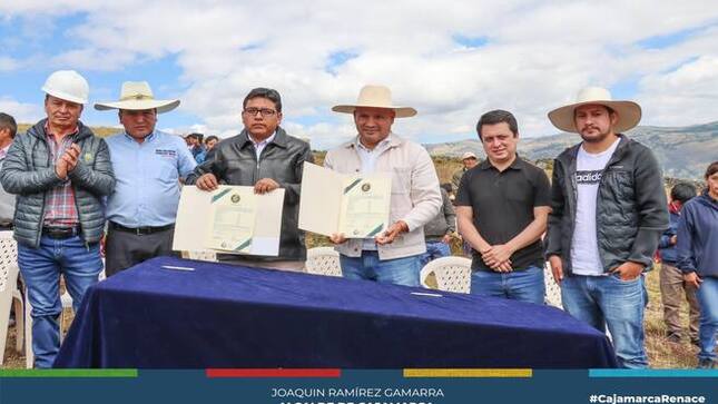 📌El alcalde provincial de Cajamarca, Joaquin Ramírez Gamarra, inauguró y entregó la obra de mejoramiento y ampliación del servicio de agua potable y saneamiento en el Caserío de Yun Yun, en el Centro Poblado de Porcón Bajo, la misma que beneficia a más de 650 familias de la zona rural, mejorando las condiciones de vida.
✅Esta obra, con un presupuesto superior a los 5 millones y medio de soles, es un anhelo de muchos años de los pobladores de Yun Yun, quienes agradecieron al alcalde provincial por hacer realidad este proyecto, liderando las gestiones y los trabajos para que finalmente sea entregado a la Junta Administradora de Servicios de Saneamiento.
🗣️“Nuestro objetivo principal es reducir las brechas en agua y saneamiento. Lo estamos haciendo en la zona urbana con los pozos tubulares y lo hacemos también aquí en Yun Yun y toda la zona rural. Nosotros no vamos a descansar hasta mejorar las condiciones de vida de todos los cajamarquinos” sostuvo Joaquin Ramírez.