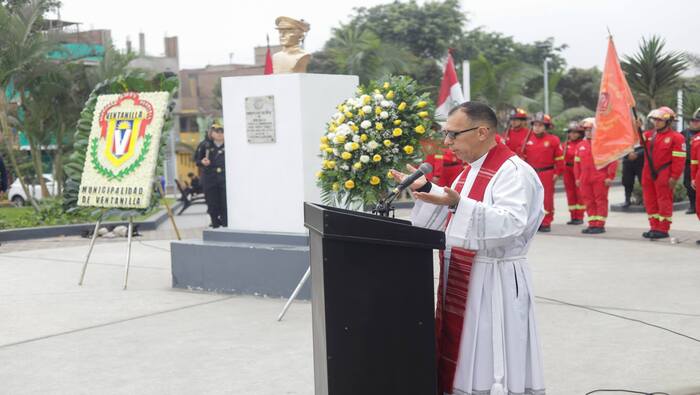 En un alegre encuentro con vecinos, junta directiva y autoridades municipales, celebramos los 32 años de la urb. Pedro Cueva. La teniente alcaldesa Rocío Cáceres representó a nuestro alcalde 𝐉𝐡𝐨𝐯𝐢𝐧𝐬𝐨𝐧 𝐕𝐚𝐬𝐪𝐮𝐞𝐳 en este evento protocolar, que inició con el izamiento de bandera y una emotiva homilía. Así, festejamos un año más de historia de esta gran urbanización, cuyo esfuerzo de quienes la conforman contribuye al crecimiento de sus familias y del distrito. ¡Feliz 32° Aniversario Pedro Cueva!