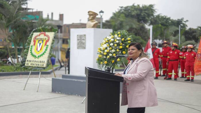 En un alegre encuentro con vecinos, junta directiva y autoridades municipales, celebramos los 32 años de la urb. Pedro Cueva. La teniente alcaldesa Rocío Cáceres representó a nuestro alcalde 𝐉𝐡𝐨𝐯𝐢𝐧𝐬𝐨𝐧 𝐕𝐚𝐬𝐪𝐮𝐞𝐳 en este evento protocolar, que inició con el izamiento de bandera y una emotiva homilía. Así, festejamos un año más de historia de esta gran urbanización, cuyo esfuerzo de quienes la conforman contribuye al crecimiento de sus familias y del distrito. ¡Feliz 32° Aniversario Pedro Cueva!