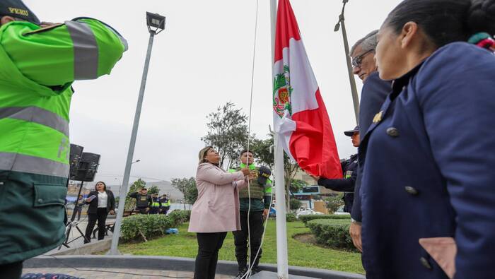 En un alegre encuentro con vecinos, junta directiva y autoridades municipales, celebramos los 32 años de la urb. Pedro Cueva. La teniente alcaldesa Rocío Cáceres representó a nuestro alcalde 𝐉𝐡𝐨𝐯𝐢𝐧𝐬𝐨𝐧 𝐕𝐚𝐬𝐪𝐮𝐞𝐳 en este evento protocolar, que inició con el izamiento de bandera y una emotiva homilía. Así, festejamos un año más de historia de esta gran urbanización, cuyo esfuerzo de quienes la conforman contribuye al crecimiento de sus familias y del distrito. ¡Feliz 32° Aniversario Pedro Cueva!