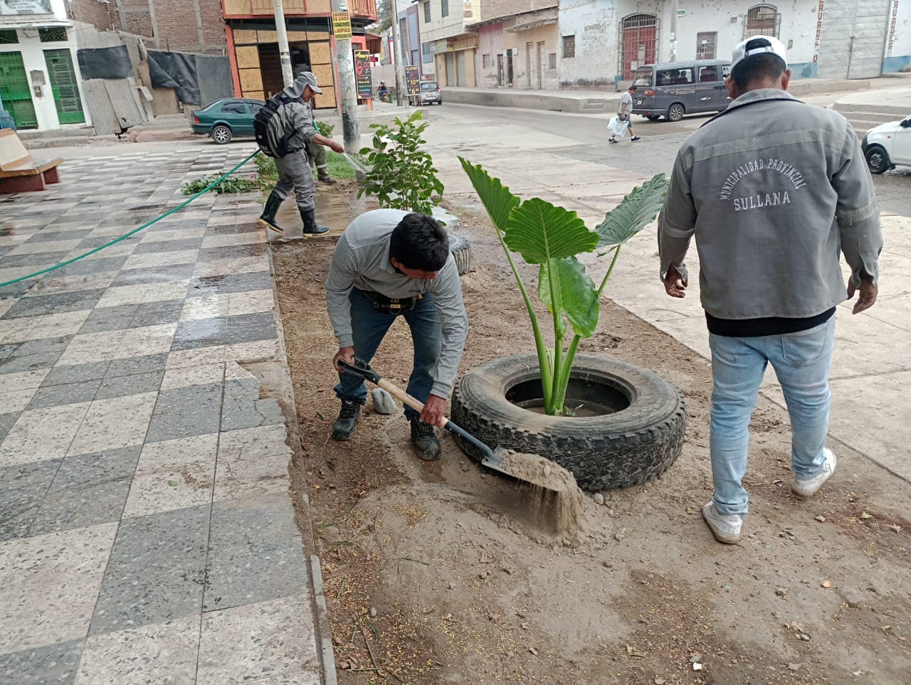 Hoy realizamos una importante jornada de limpieza y baldeado en el parque Benjamín Huamán de los Heros