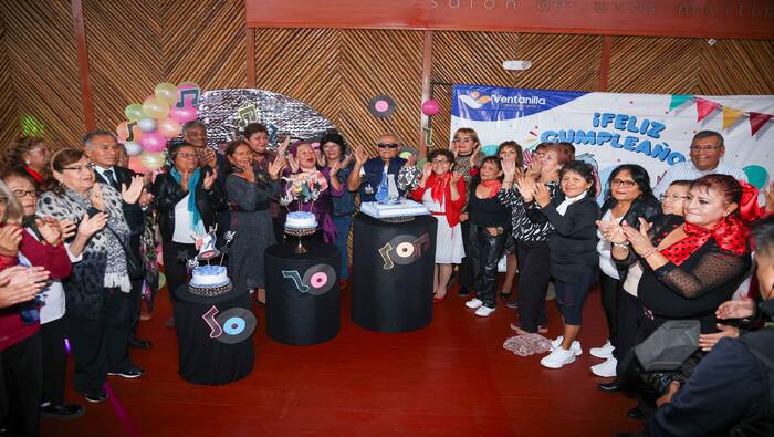 Nuestros queridos vecinos de la ‘Casa del Adulto Mayor’ vivieron una tarde especial y llena de alegría al celebrar su cumpleaños con una temática de los 70’s. Recordando momentos de su juventud disfrutaron este evento singular con trajes de esa época en el Parque La Cabaña. Gracias a la iniciativa de nuestro alcalde 𝐉𝐡𝐨𝐯𝐢𝐧𝐬𝐨𝐧 𝐕𝐚𝐬𝐪𝐮𝐞𝐳, se brindó este espacio para el sano entretenimiento de este valioso grupo de vecinos. Con una gestión de rostro humano, ¡Ventanilla crece con su gente!